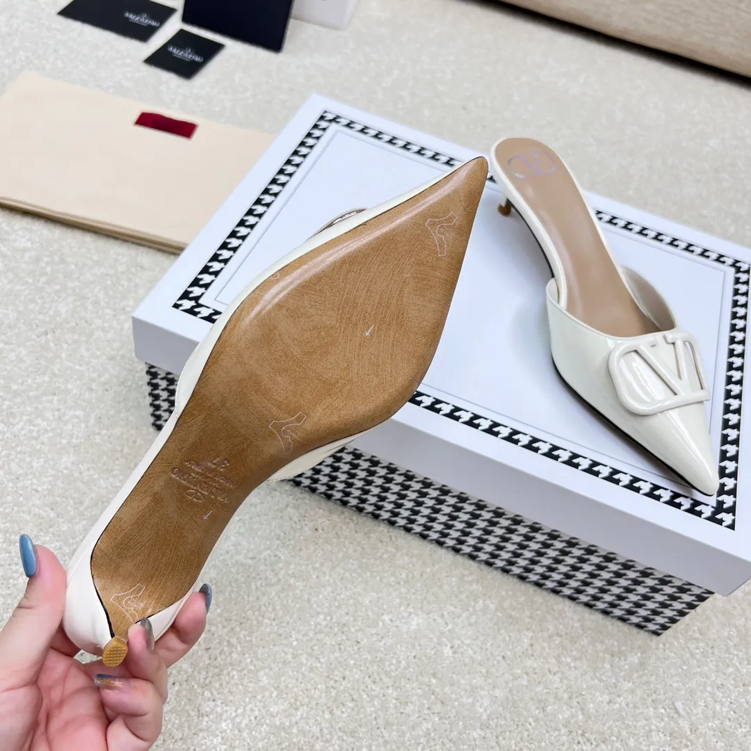 👟👟Ex-factory price 500👟👟 VALENTINO latest V Logo buckle back empty slippers 🔥🔥🔥 🕳️🕳️🕳️ Exclusive original 1-1 development, no goods without the original 〰 ɪɴѓᴏʀᴍᴀᴛɪᴏɴ 〰 Buckle: V-LoGo leather buckle Material: Imported patent leather Lining: full-grain sheepskin Outsole: Italian through-dyed cowhide Midsole: Italian original craft material Process: computer stitching, machine shaping Heel height: 4.0/8cm Made in Italy 🇮🇹 Ready-made code: 35 36 37 38 39 Ready-made custom code: 34 40 41 Delivery period 1-3 days Not retreating